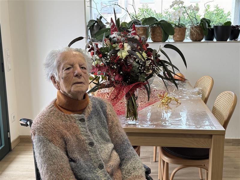 Carme Noguera, infermera i supercentenària, felicita les festes a les infermeres