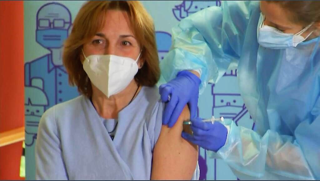 Conxita Barbeta: “La infermera Idoia Crespo vacuna Conxita Barbeta”