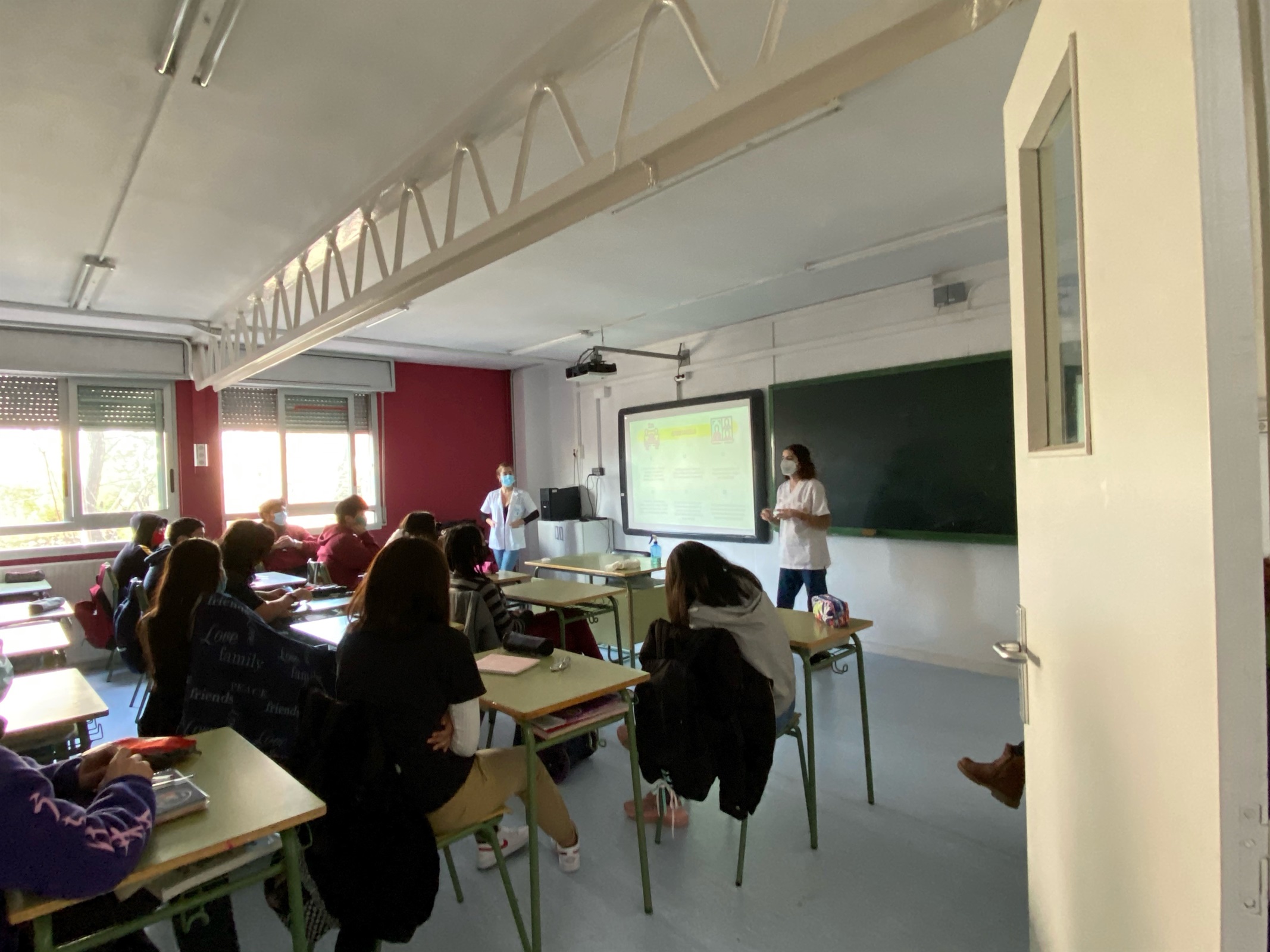 Una intervenció comunitària amb estudiants d’infermeria vol conscienciar els adolescents sobre la covid-19