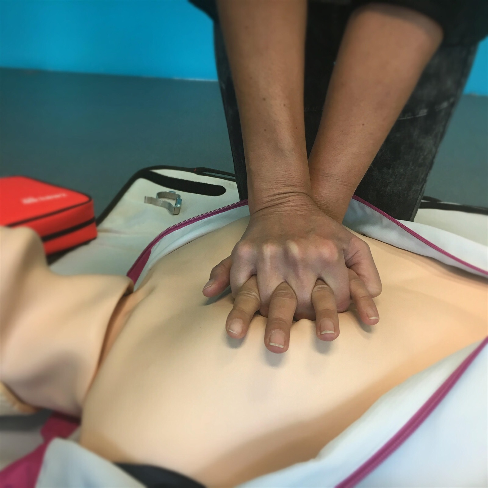 Les infermeres de Barcelona ensenyen als usuaris del Metro de Barcelona a fer una reanimació cardiopulmonar
