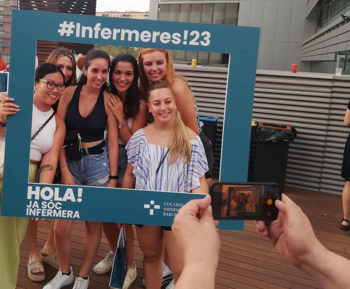 Fes-te una selfie amb la postal del COIB i participa a un sorteig