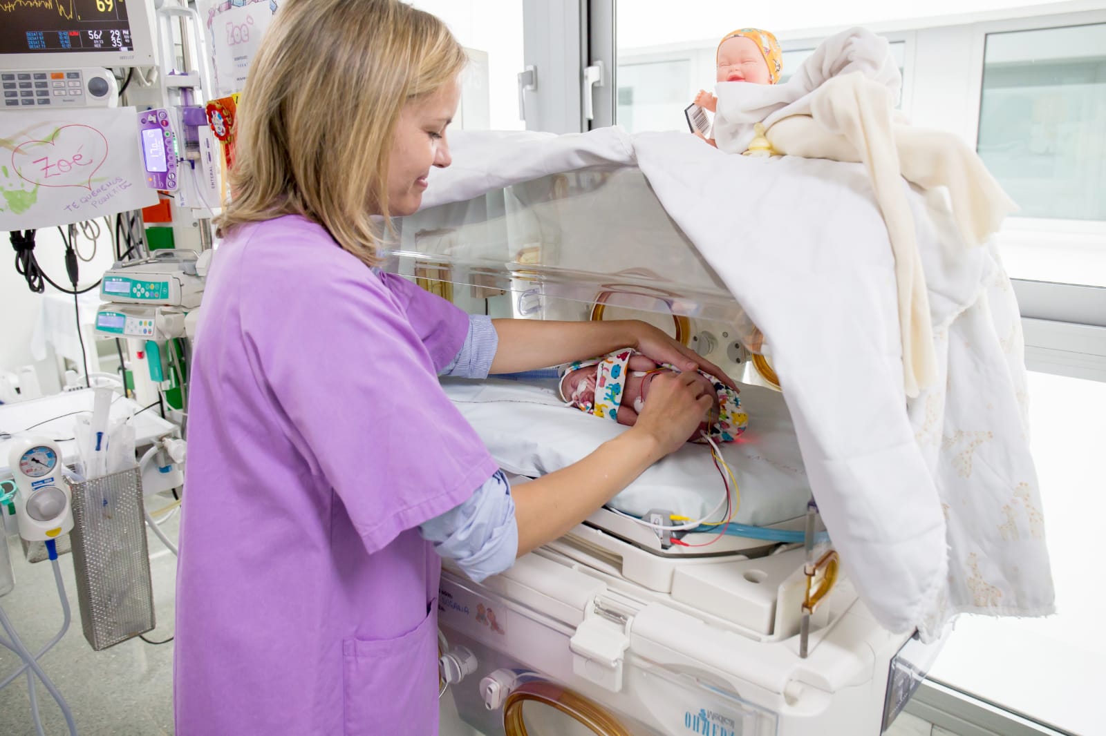 Una infermera dissenya un dispositiu de contenció per al procediment del pes dels nadons prematurs ingressats a la UCIN