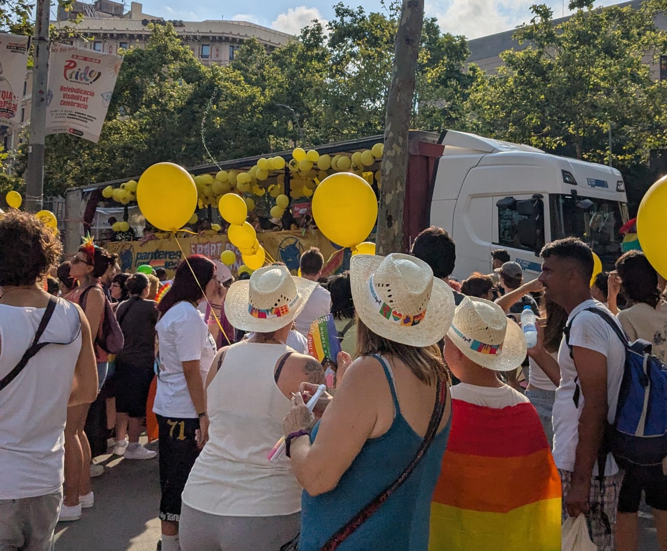 Èxit d’afluència: un miler de persones passen per l’estand del COIB al Pride Village!