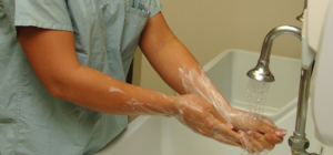 La higiene de mans i l’ús de guants, essencials per combatre les infeccions en l’atenció de les persones grans