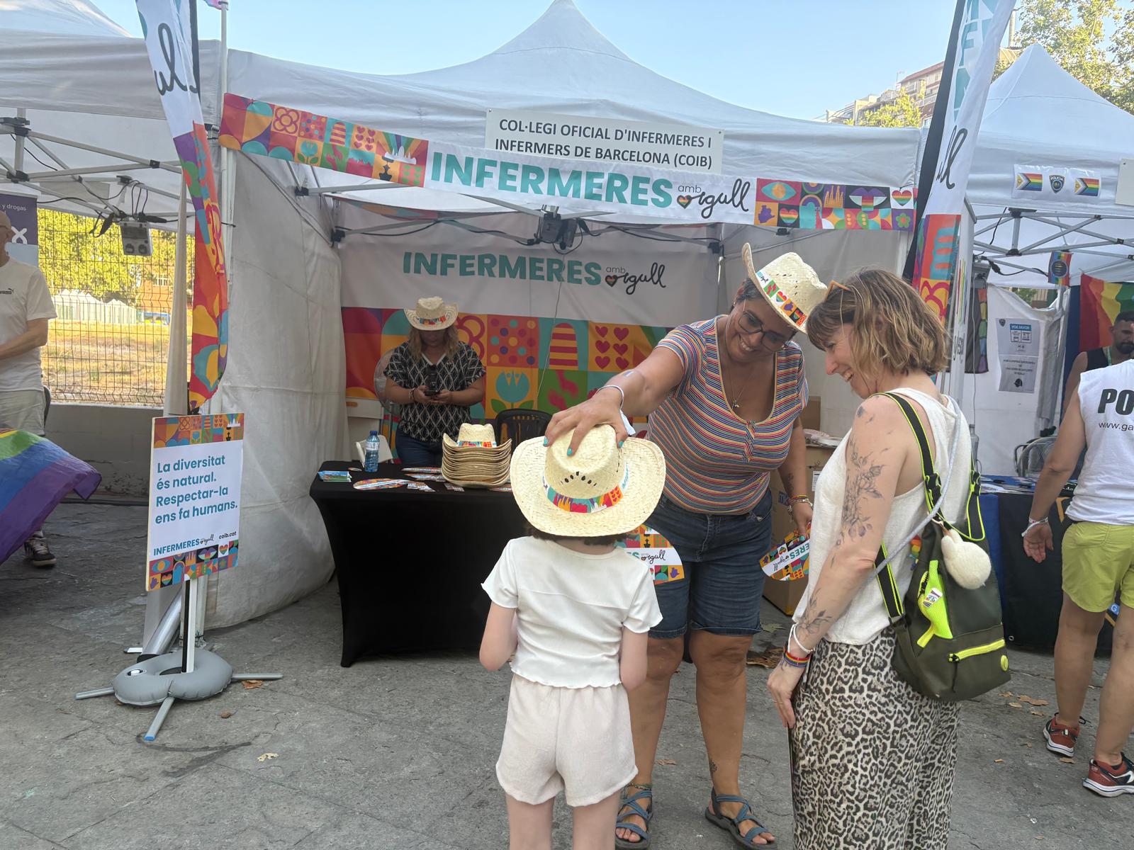Èxit d’afluència: un miler de persones passen per l’estand del COIB al Pride Village!